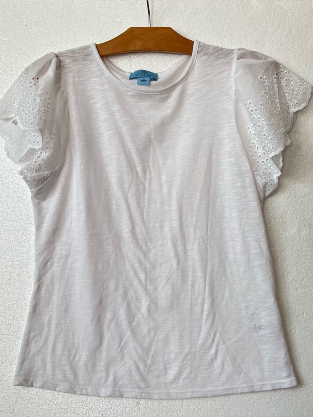 CeCe White Eyelet Flutter Sleeve T-shirt Size Medium